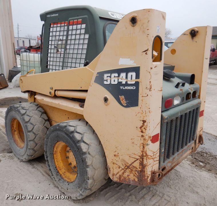 image for item KY9581 2004 Gehl 5640  skid steer loader