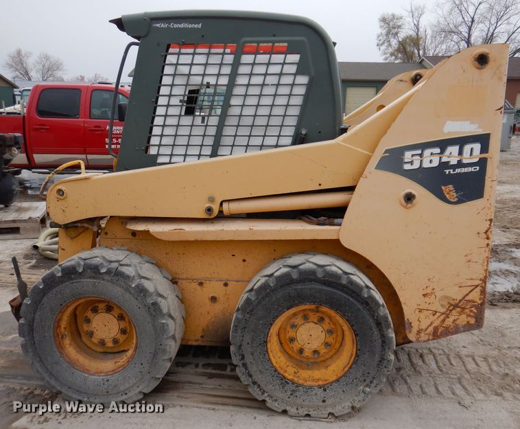 image for item KY9581 2004 Gehl 5640  skid steer loader