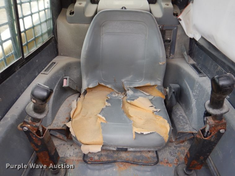 image for item KY9581 2004 Gehl 5640  skid steer loader