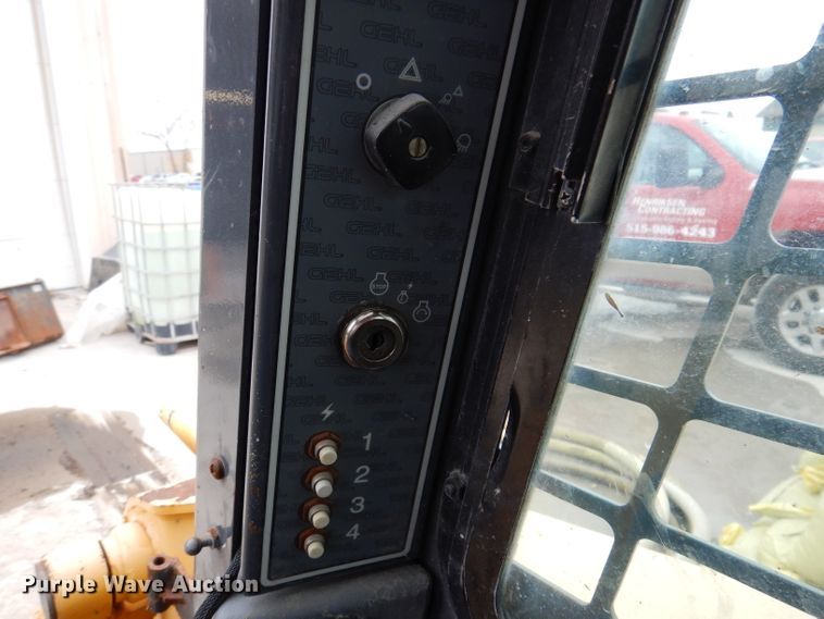 image for item KY9581 2004 Gehl 5640  skid steer loader