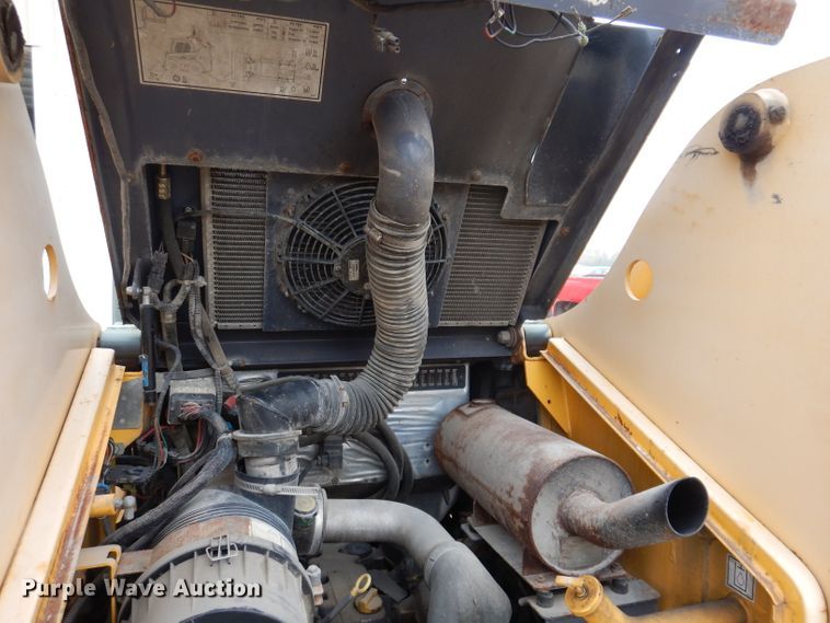 image for item KY9581 2004 Gehl 5640  skid steer loader