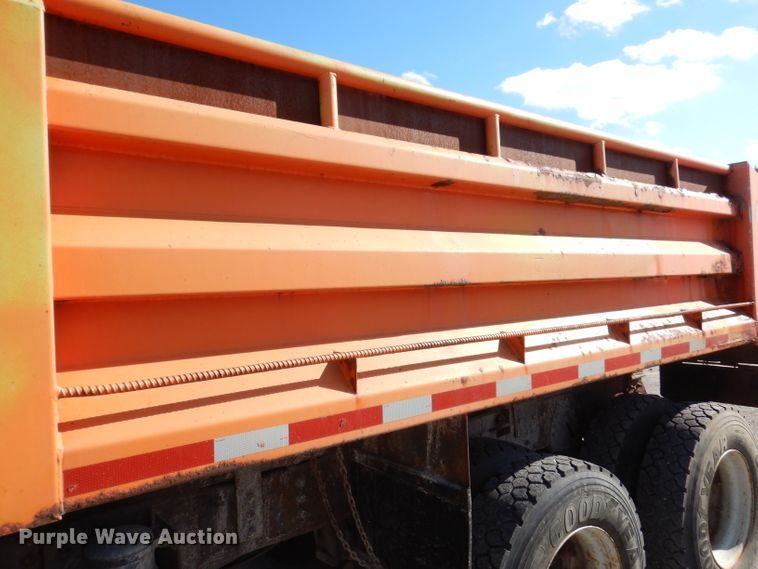 image for item KY9649 1998 International 4900  dump truck