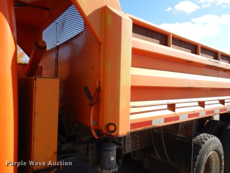 image for item KY9649 1998 International 4900  dump truck