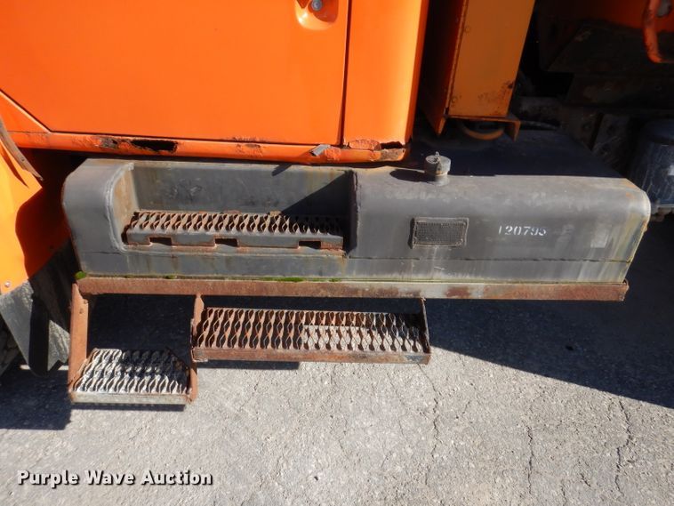 image for item KY9649 1998 International 4900  dump truck