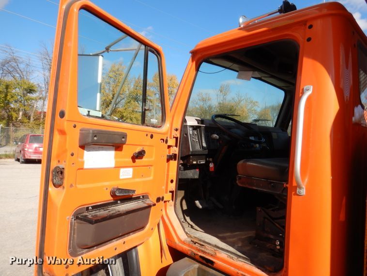 image for item KY9649 1998 International 4900  dump truck