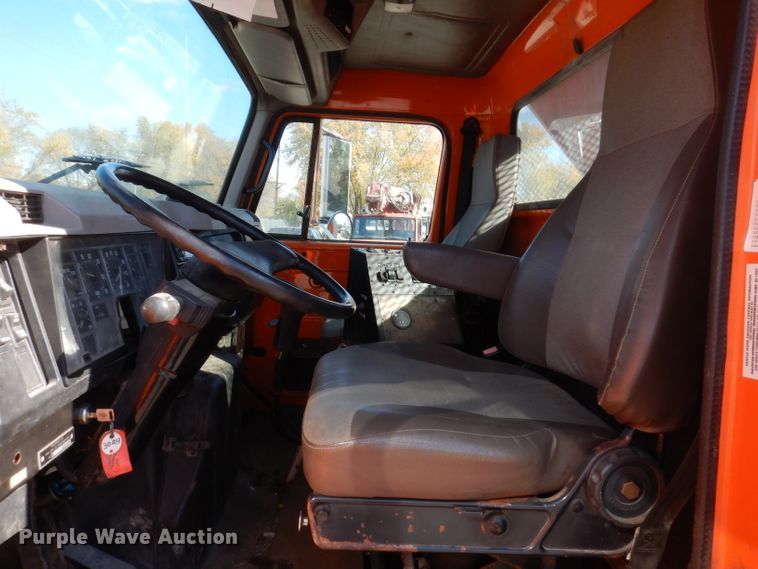 image for item KY9649 1998 International 4900  dump truck