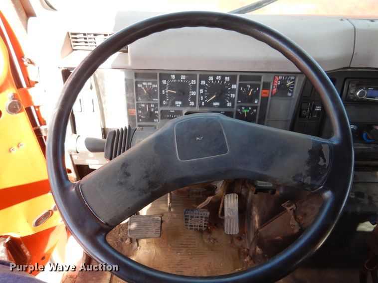 image for item KY9649 1998 International 4900  dump truck