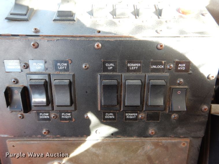 image for item KY9649 1998 International 4900  dump truck