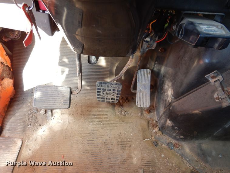 image for item KY9649 1998 International 4900  dump truck