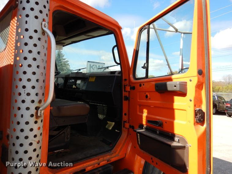 image for item KY9649 1998 International 4900  dump truck