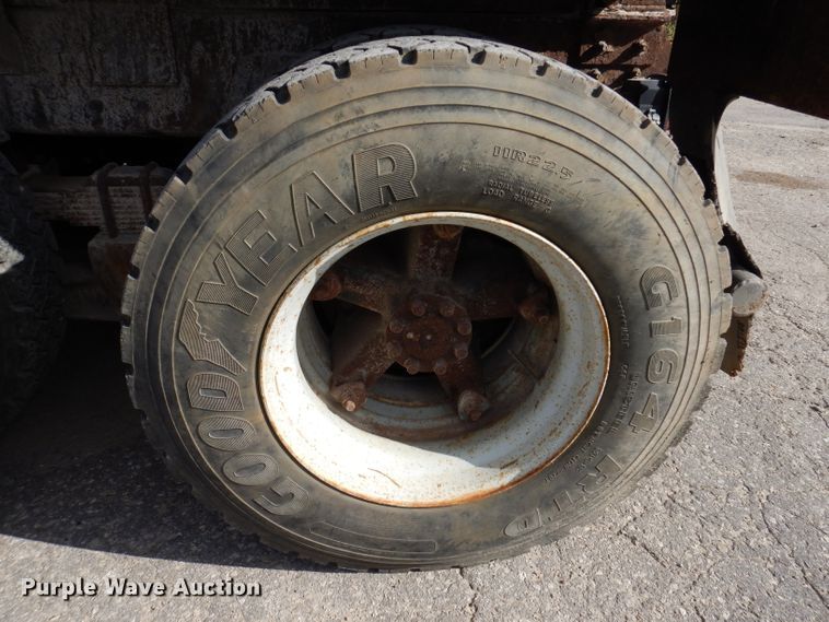 image for item KY9649 1998 International 4900  dump truck