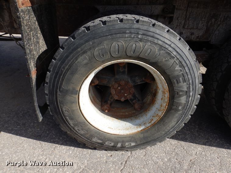 image for item KY9649 1998 International 4900  dump truck