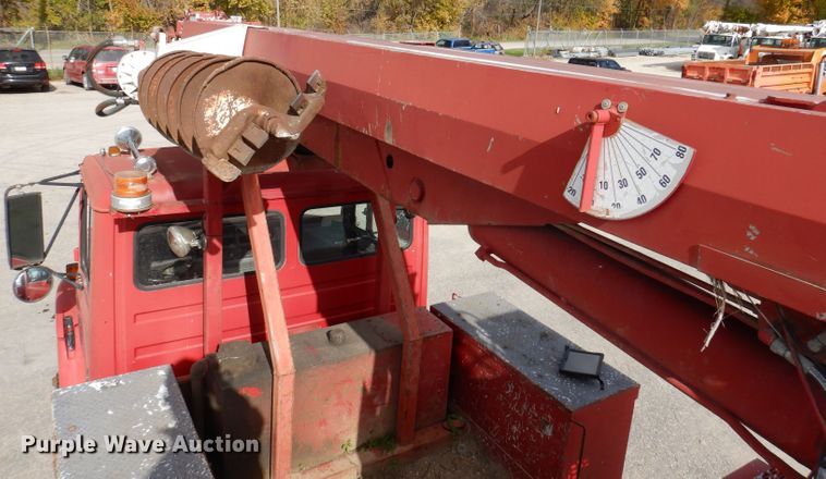 image for item KY9656 1998 Freightliner Business Class FL70  digger derrick truck