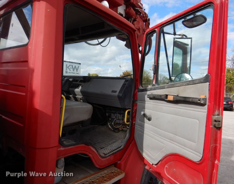 image for item KY9656 1998 Freightliner Business Class FL70  digger derrick truck