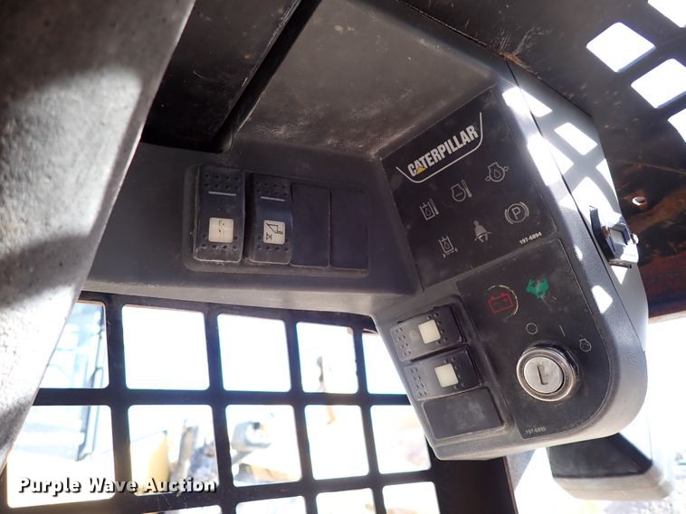 image for item DJ2398 2003 Caterpillar 226  skid steer loader