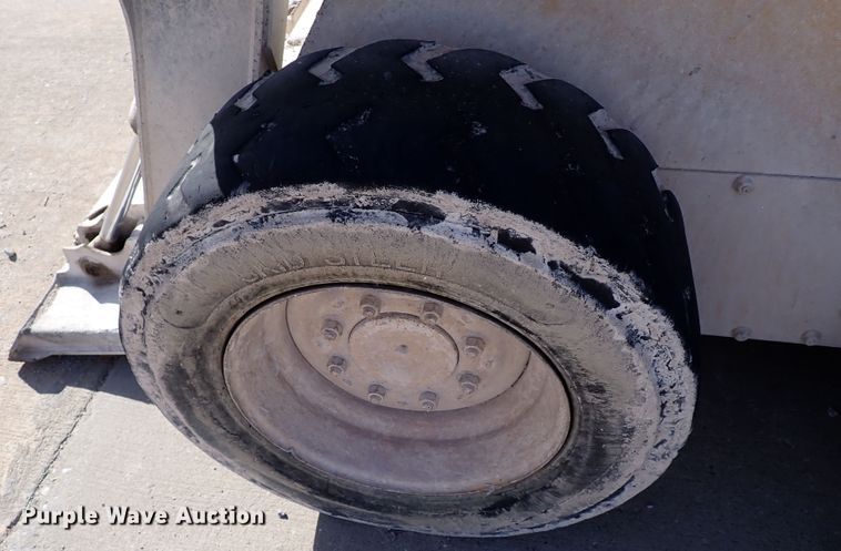 image for item DJ2399 2010 John Deere 318D  skid steer loader