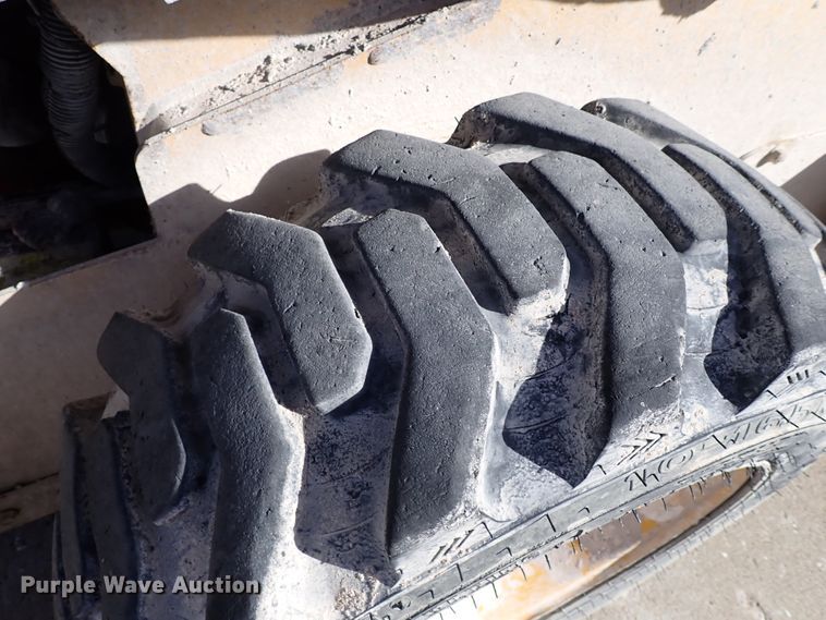 image for item DJ2399 2010 John Deere 318D  skid steer loader