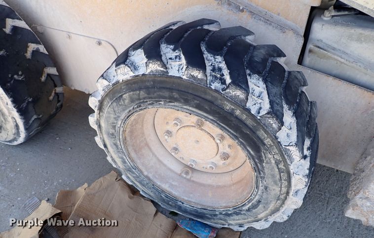 image for item DJ2399 2010 John Deere 318D  skid steer loader