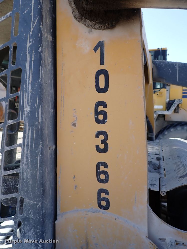 image for item DJ2399 2010 John Deere 318D  skid steer loader