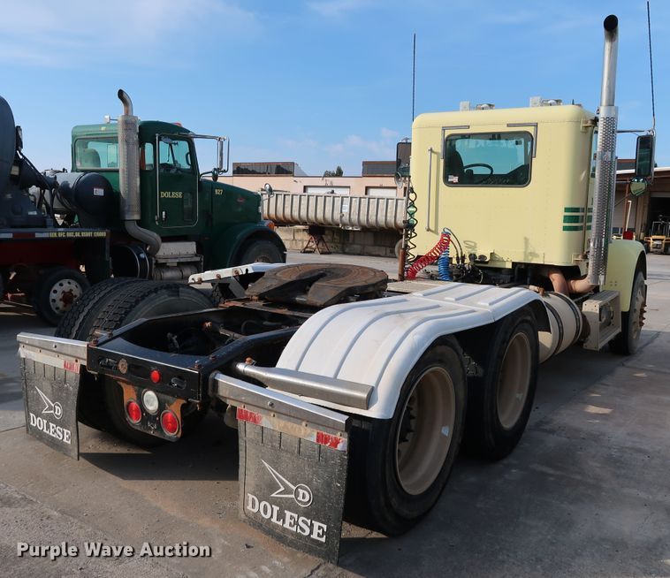 image for item DJ2401 2008 Freightliner FLD120  semi truck