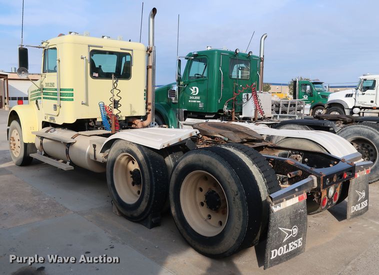 image for item DJ2401 2008 Freightliner FLD120  semi truck