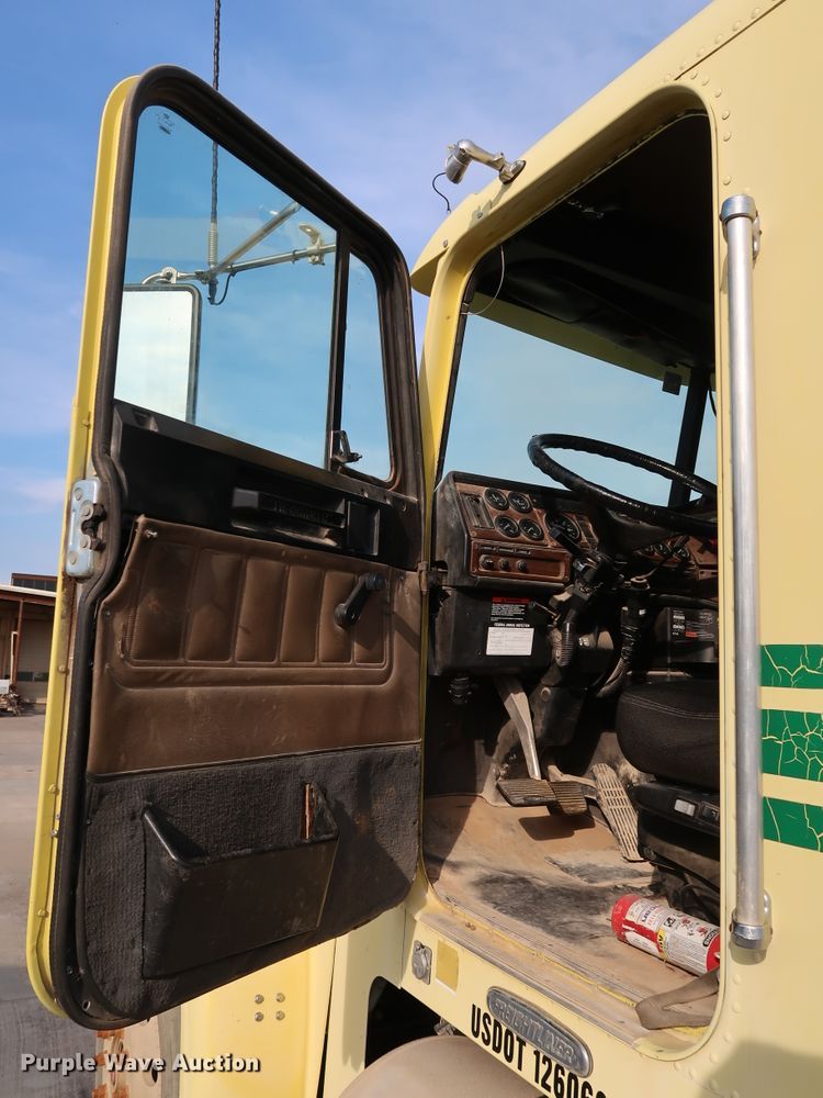 image for item DJ2401 2008 Freightliner FLD120  semi truck