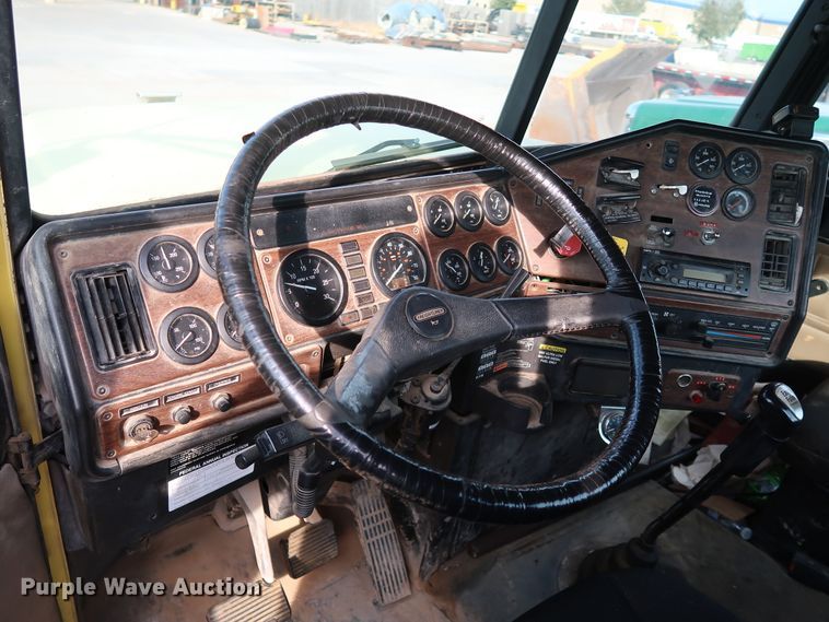 image for item DJ2401 2008 Freightliner FLD120  semi truck