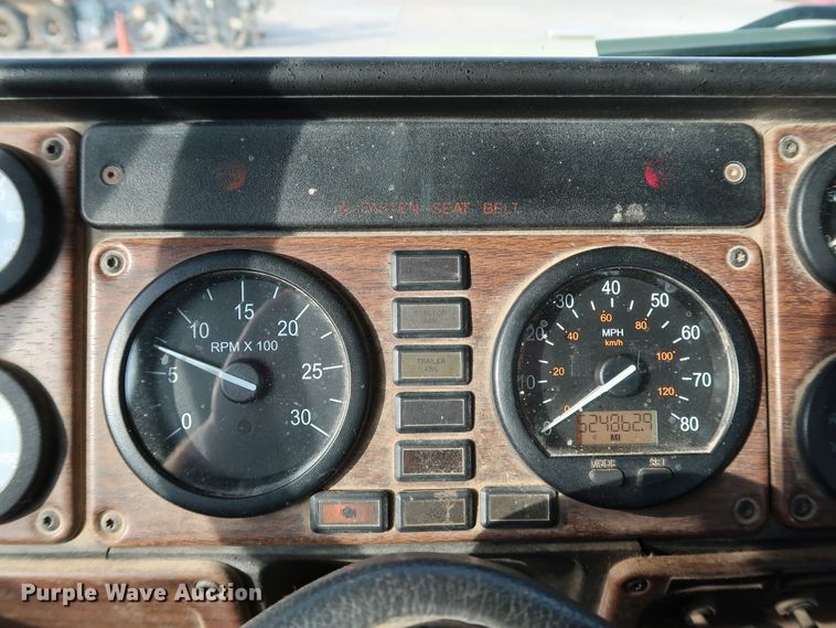 image for item DJ2401 2008 Freightliner FLD120  semi truck