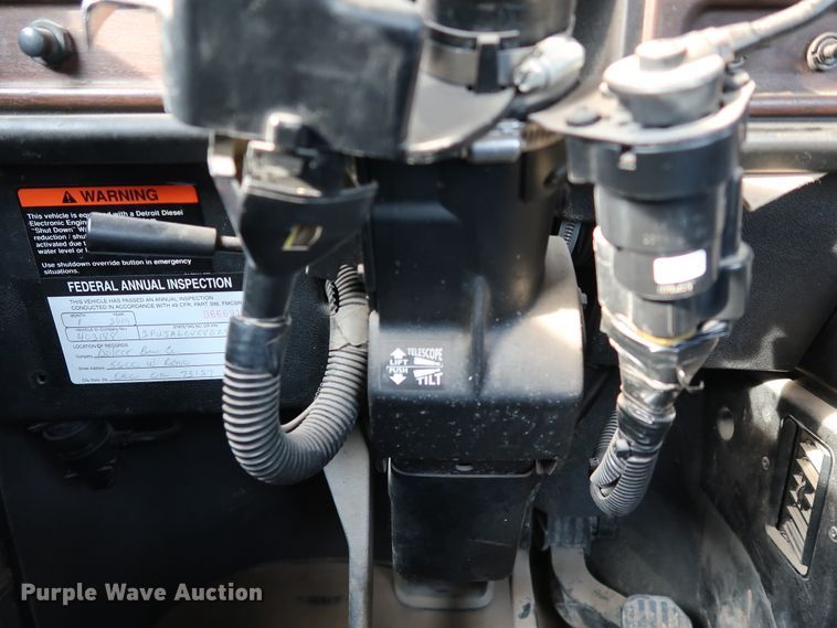 image for item DJ2401 2008 Freightliner FLD120  semi truck