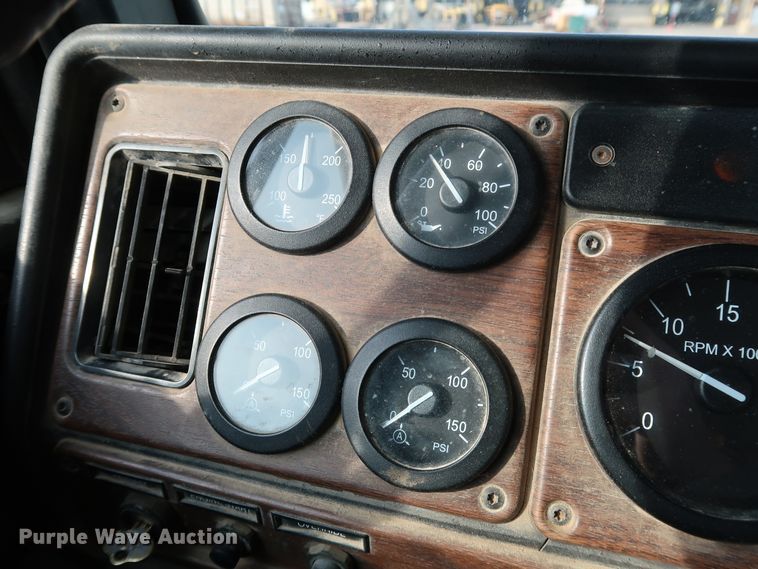 image for item DJ2401 2008 Freightliner FLD120  semi truck