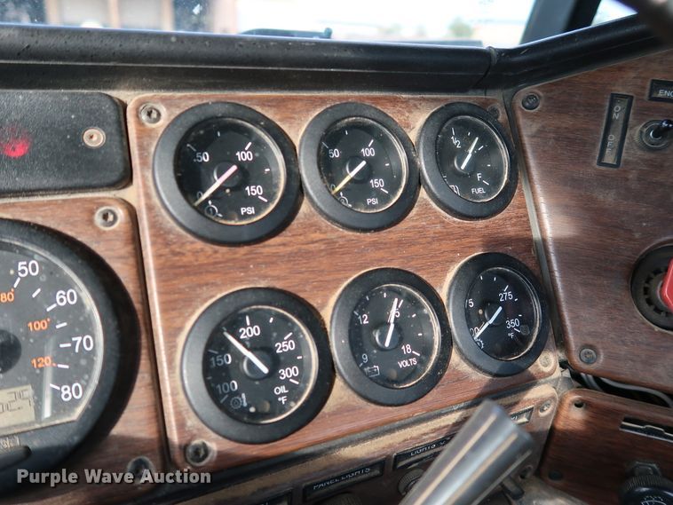 image for item DJ2401 2008 Freightliner FLD120  semi truck