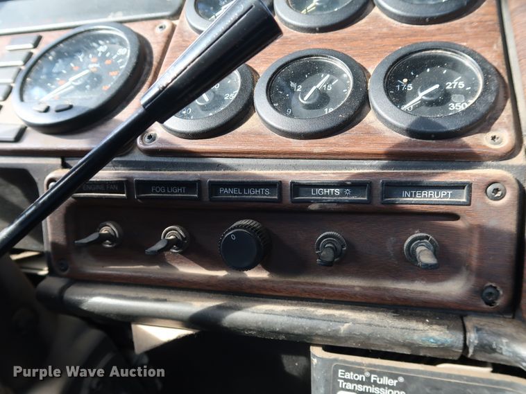 image for item DJ2401 2008 Freightliner FLD120  semi truck