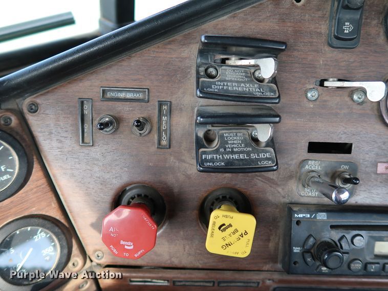 image for item DJ2401 2008 Freightliner FLD120  semi truck