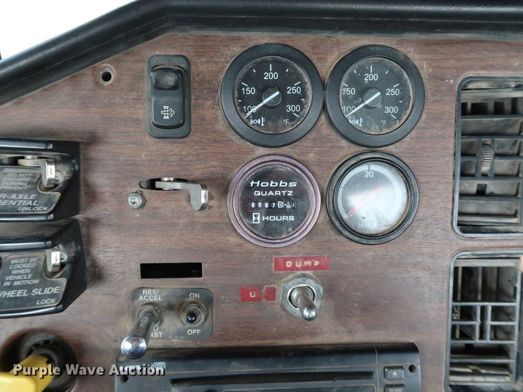 image for item DJ2401 2008 Freightliner FLD120  semi truck