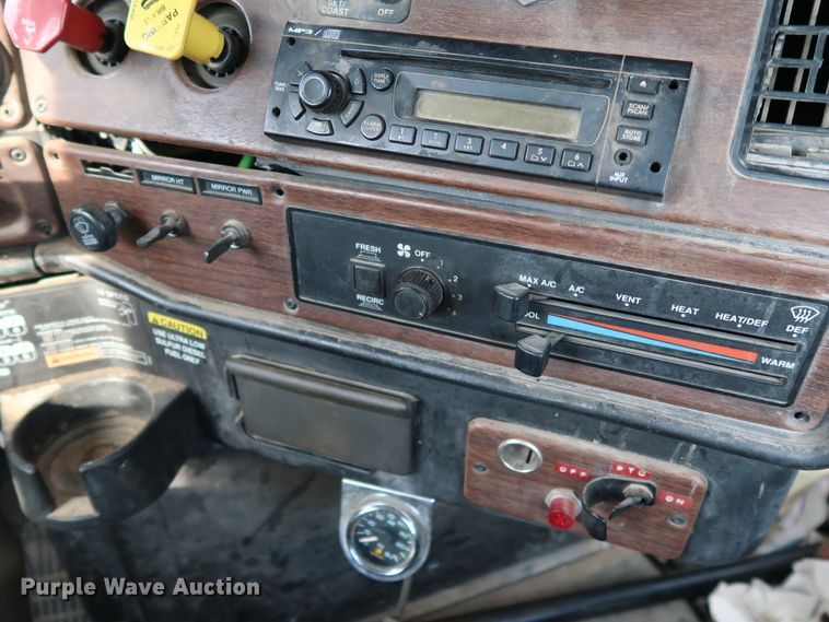 image for item DJ2401 2008 Freightliner FLD120  semi truck