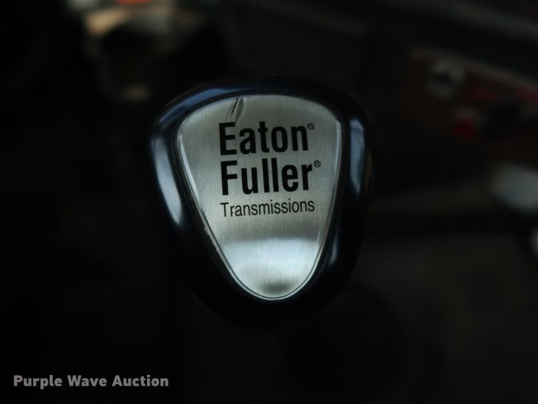 image for item DJ2401 2008 Freightliner FLD120  semi truck