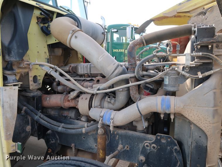 image for item DJ2401 2008 Freightliner FLD120  semi truck