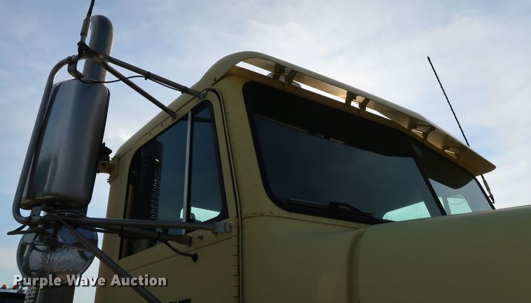 image for item DJ2401 2008 Freightliner FLD120  semi truck