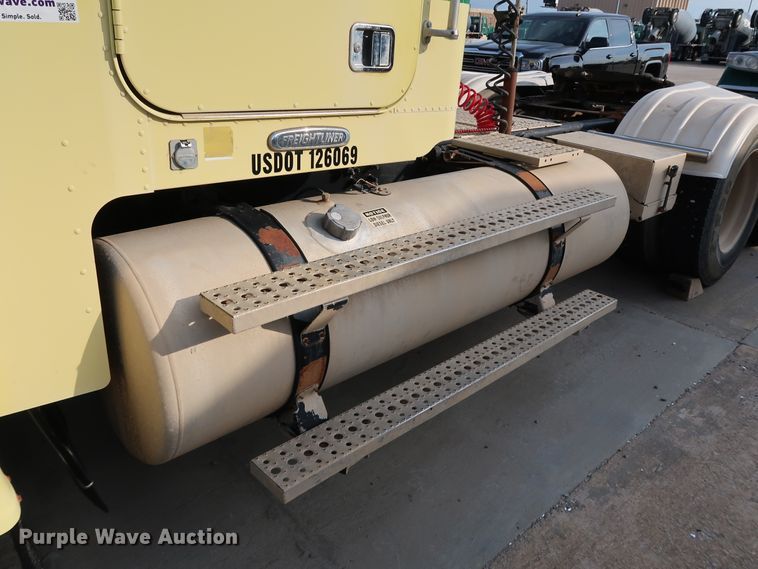 image for item DJ2401 2008 Freightliner FLD120  semi truck