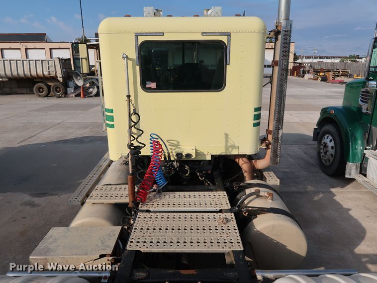 image for item DJ2401 2008 Freightliner FLD120  semi truck