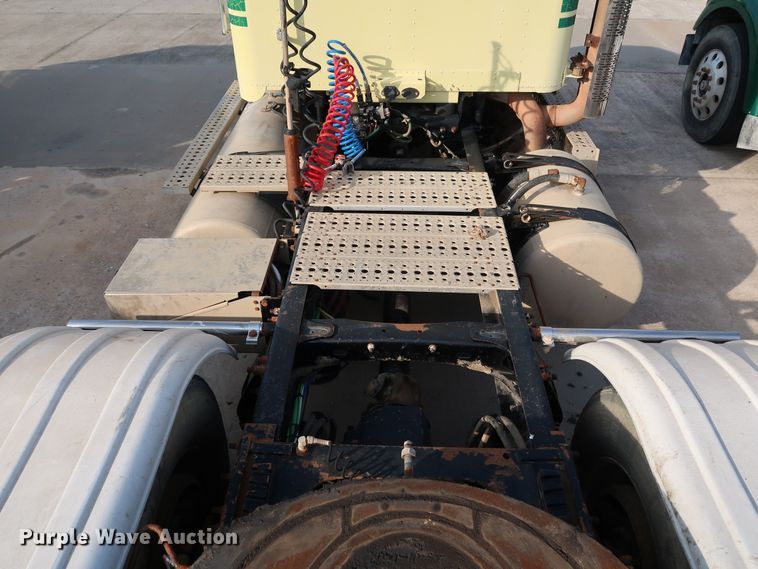 image for item DJ2401 2008 Freightliner FLD120  semi truck