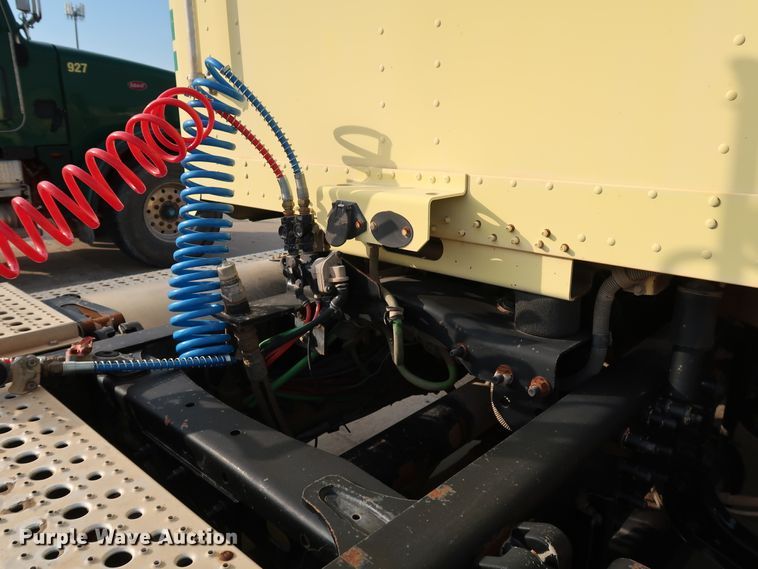 image for item DJ2401 2008 Freightliner FLD120  semi truck