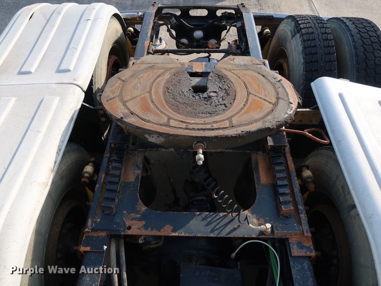 image for item DJ2401 2008 Freightliner FLD120  semi truck