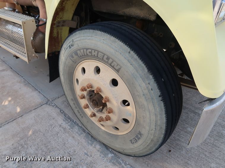 image for item DJ2401 2008 Freightliner FLD120  semi truck