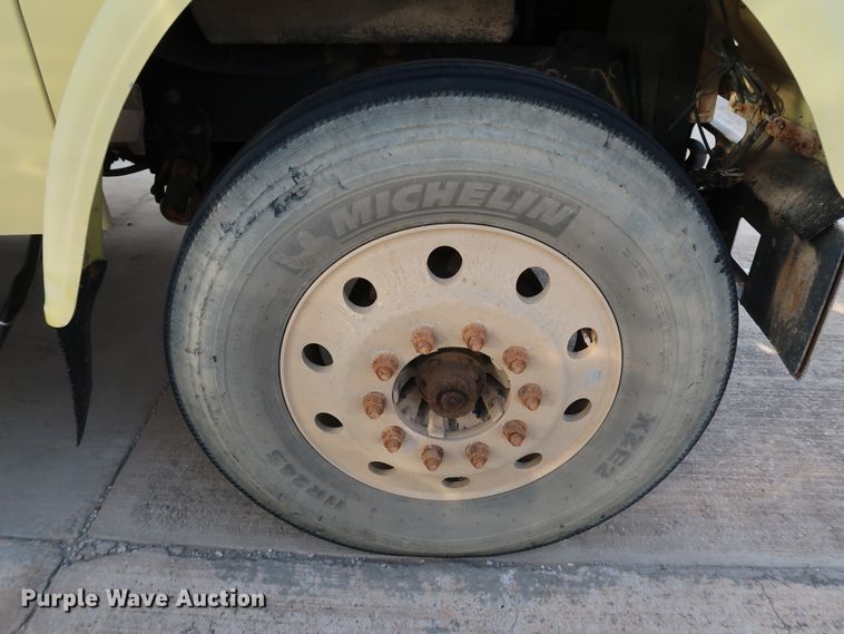 image for item DJ2401 2008 Freightliner FLD120  semi truck