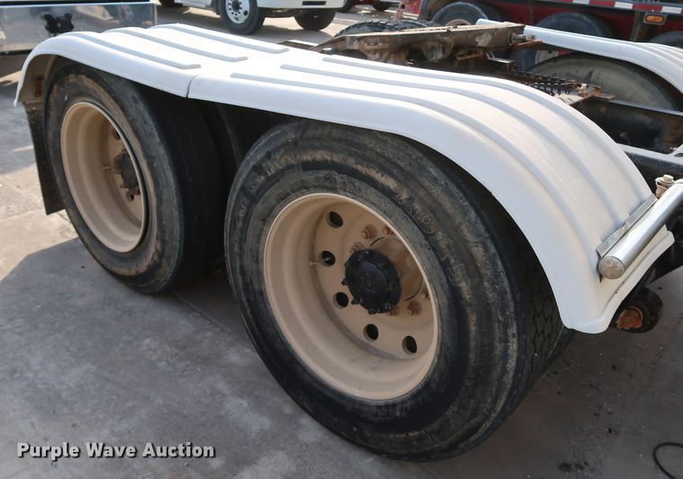 image for item DJ2401 2008 Freightliner FLD120  semi truck