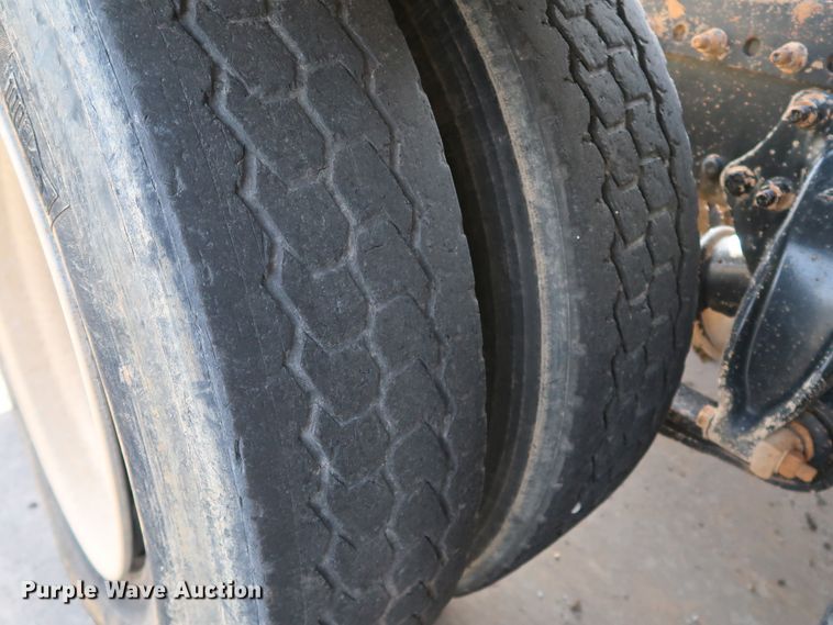 image for item DJ2401 2008 Freightliner FLD120  semi truck