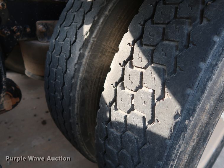 image for item DJ2401 2008 Freightliner FLD120  semi truck