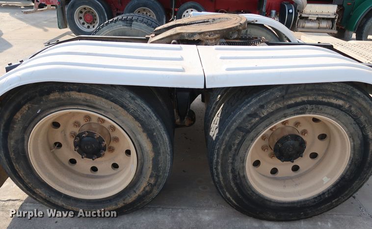 image for item DJ2401 2008 Freightliner FLD120  semi truck