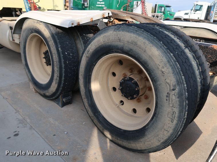 image for item DJ2401 2008 Freightliner FLD120  semi truck